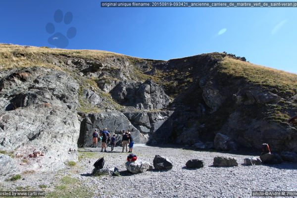 Un peu comme la mine de cuivre, cette exploitation de serpentine veinée de calcite n'avait pas duré et n'était jamais rentable. On retrouve le même gisement en petite quantité dans le vallon de Cascavalier (plus bas de l'autre coté de la vallée), dans la vallée de Ceillac (une vallée plus loin vers l'ouest) et à Maurin (une vallée plus loin au sud). Tous trois se disputent le fait que le marbre ait servi à faire une partie du tombeau de Napoléon. Cette carrière a été exploitée de 1890 à 1900. On retrouve des délibérations du conseil municipal de 1853 et 1885 traitant de l'exploitation. En 1926 une société lyonnaise fait installer une turbine avec générateur dans le torrent pour utiliser un fil hélicoïdal pour couper des blocs de roche in situ. Cependant les coûts d'exploitation sont trop élevés et tous les travaux cessent en 1931. Dans le village de Saint-Véran, l'école est décorée de ce marbre.