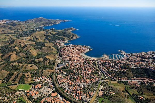 (66) Pyrenees-Orientales: Banyuls-sur-mer et la cote rocheuse. Vue aerienne.