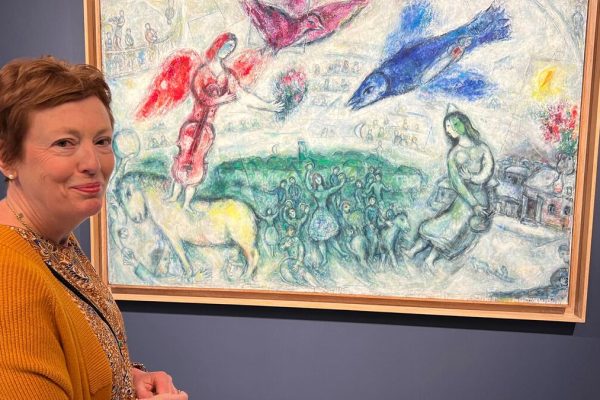 Céret (66). Le musée d'art moderne de Céret rouvre ses portes agrandi et modernisé. Il renferme une collection impressionnante d'oeuvre majeures Ici  Nathalie Galissot la conservatrice devant marc chagall : les gens du voyage