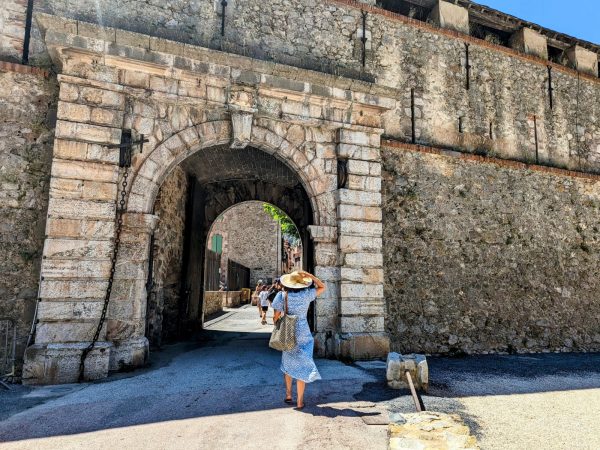 Promenade-dans-Villefranche-et-ses-remparts-aout-2023--OT-Conflent-Canigo--12-
