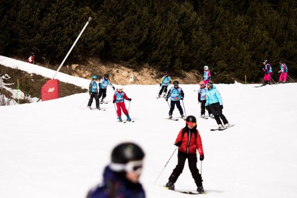 Ambiance station de ski en période de vacances scolaires. Station des Angles.