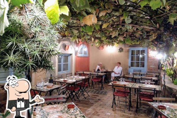 r7ea-Restaurant-Del-Bisbe-interior-2022-09